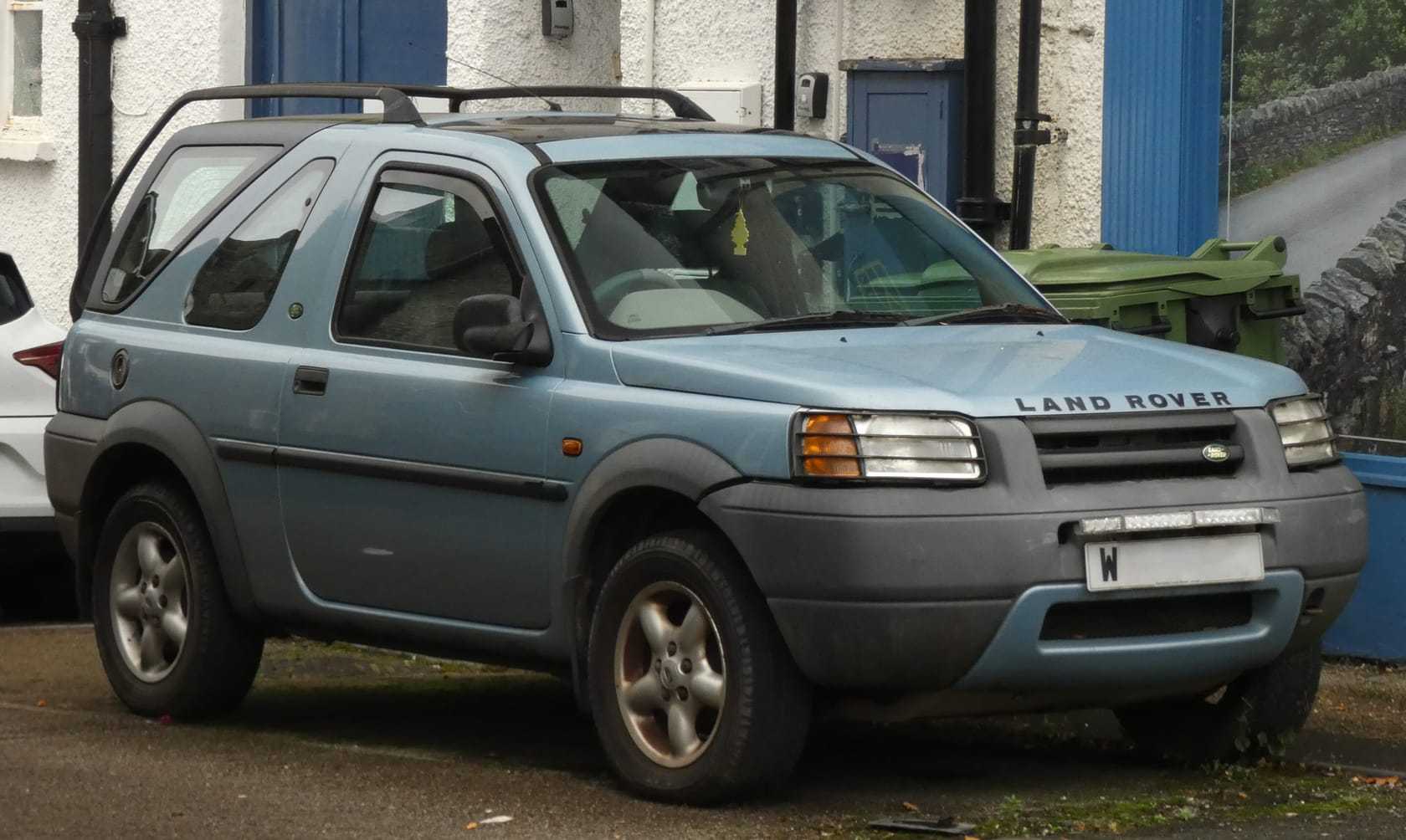 A Wedgewood Blue 2000 Land Rover Freelander 1.8 XEi five-door with a UK registration parked at a show