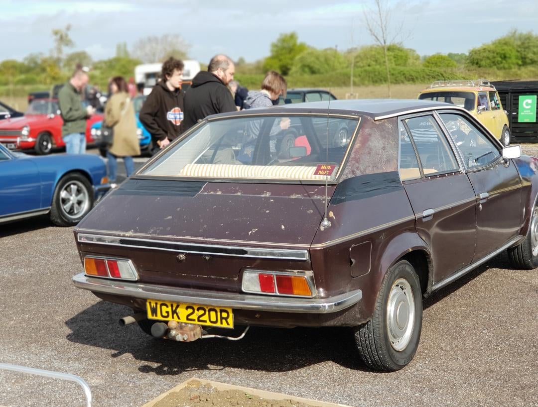 A brown Austin Princess 1800 (R plate, 1977) rear three-quarter view showing the separate boot lid that the wedge profile concealed