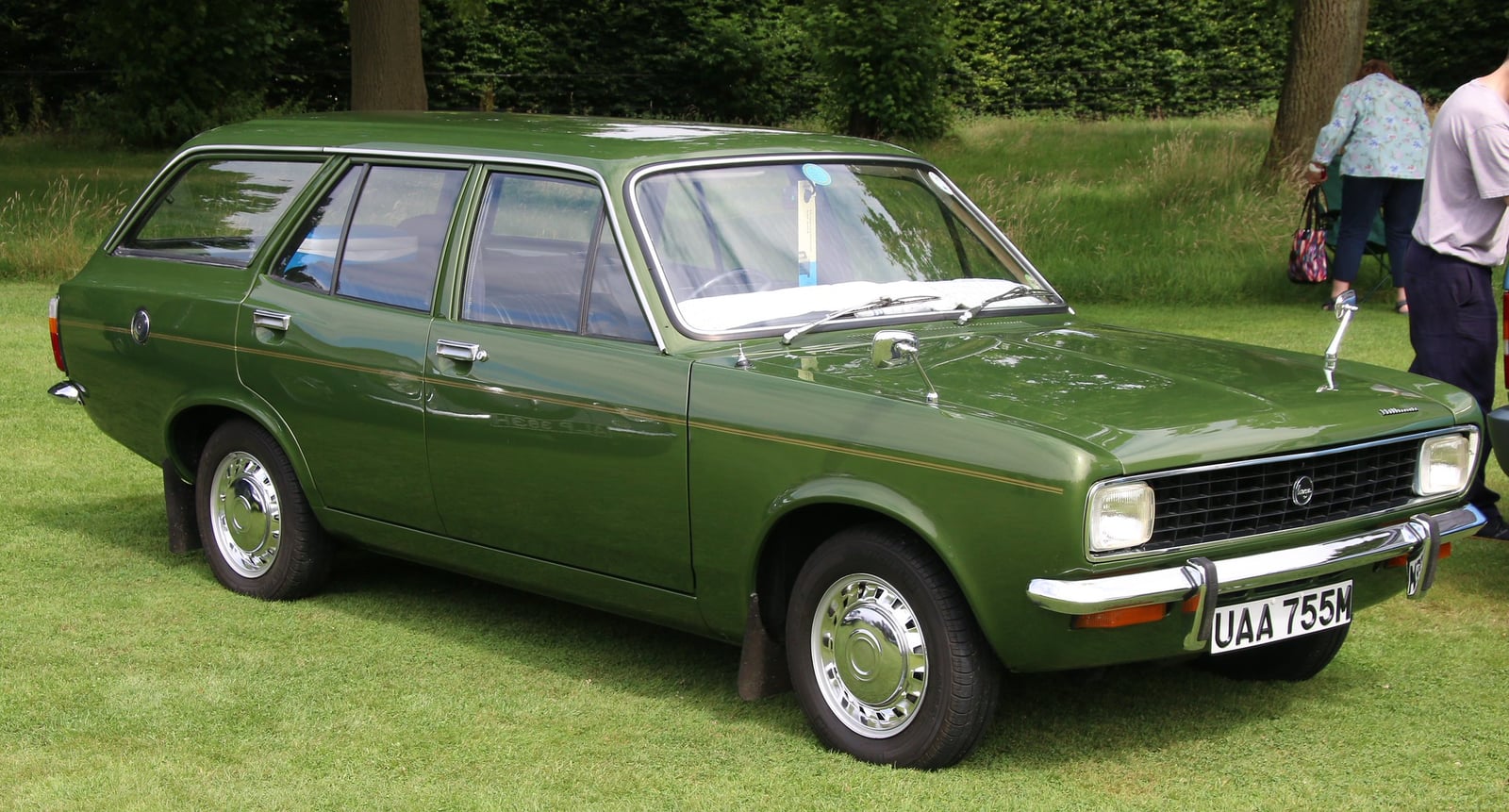 A metallic green Hillman Avenger 1600 Super Estate (1974), front three-quarter view on grass at a country classic car show